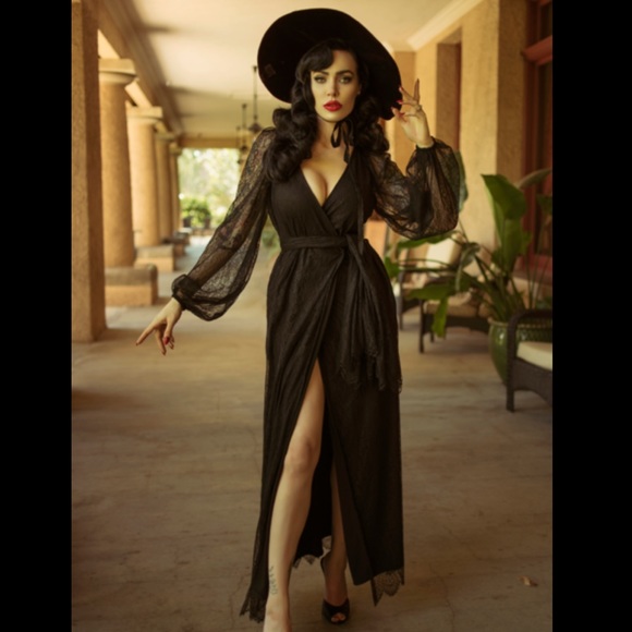 Widow dressing gown Clearance